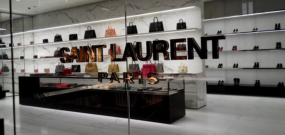 Saint Laurent se alía con el titán chino JD.com para conquistar el ecommerce de lujo en el país